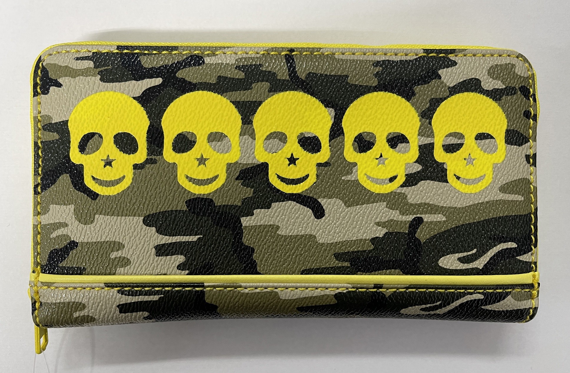 LARGE ZIP ROUND PURSE IN CAMMO PRINT WITH YELLOW SKULLS