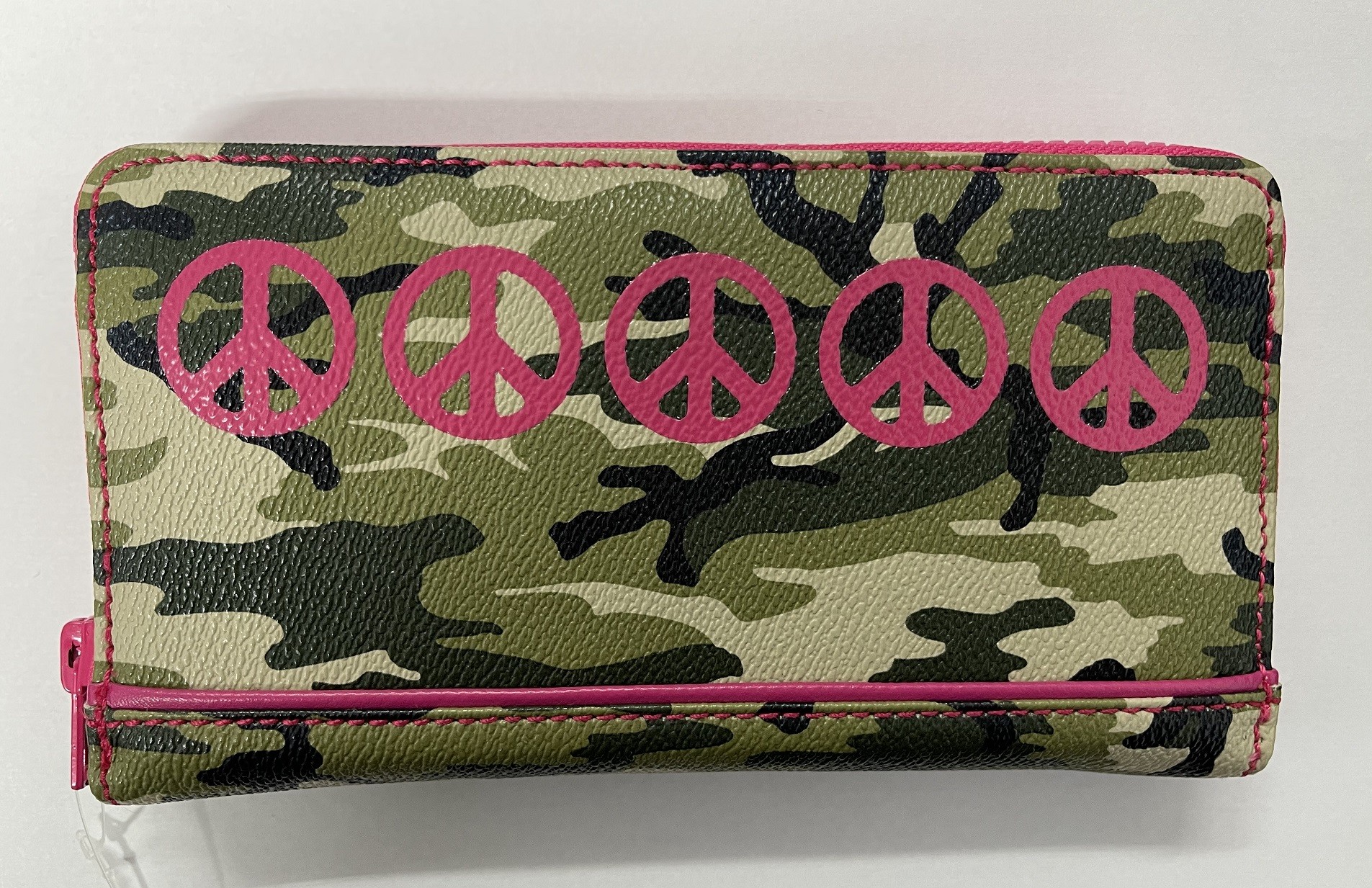 LARGE ZIP ROUND PURSE IN CAMMO PRINT WITH FUSCHIA PEACE SIGNS