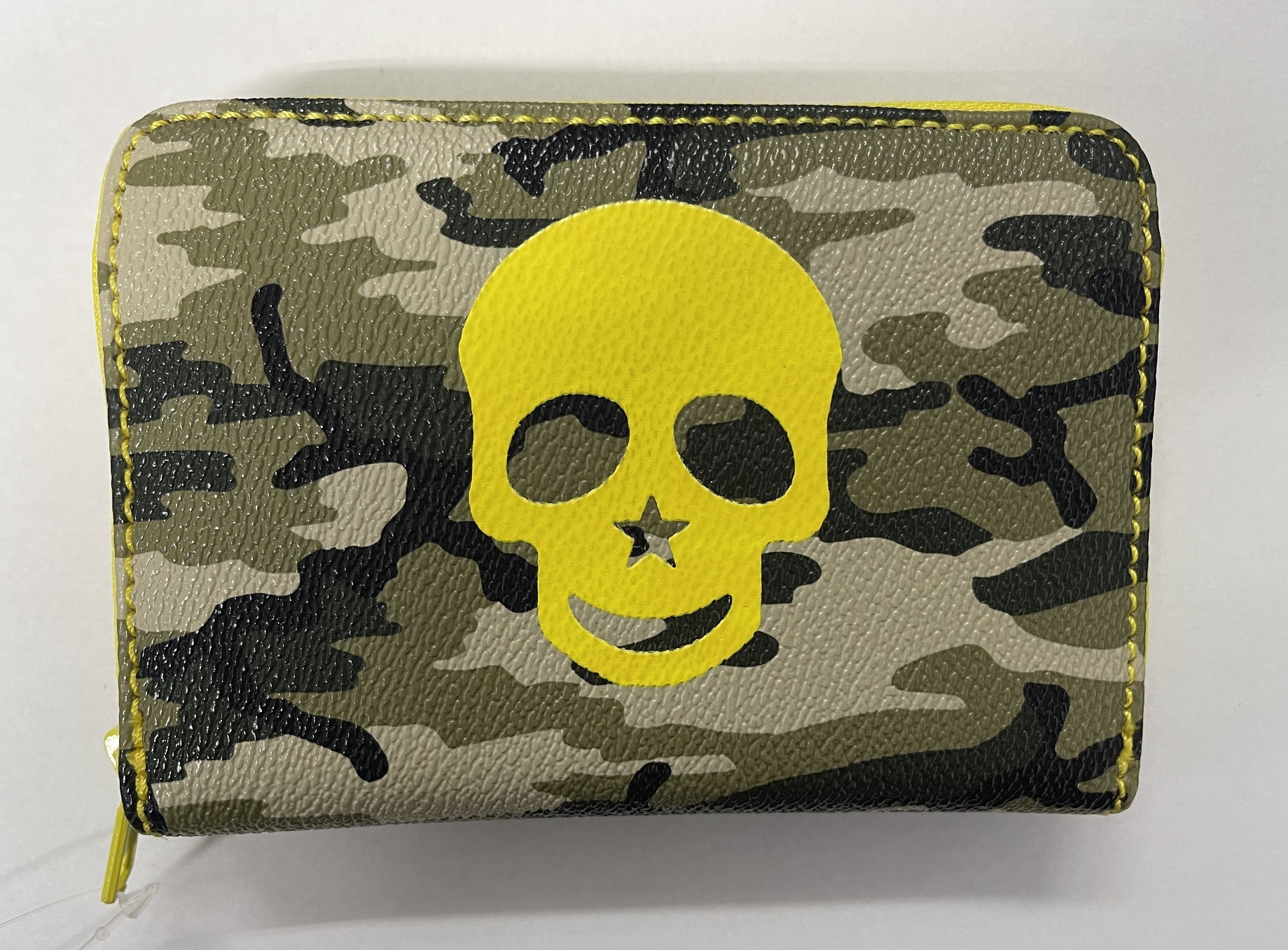MEDIUM ZIP ROUND PURSE IN CAMMO PRINT WITH YELLOW SKULL