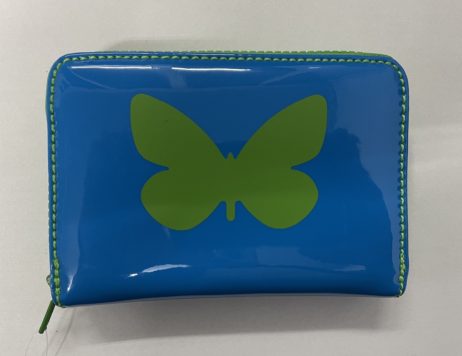 MEDIUM ZIP ROUND PURSE IN BLUE PATENT PURSE WITH GREEN BUTTERFLY