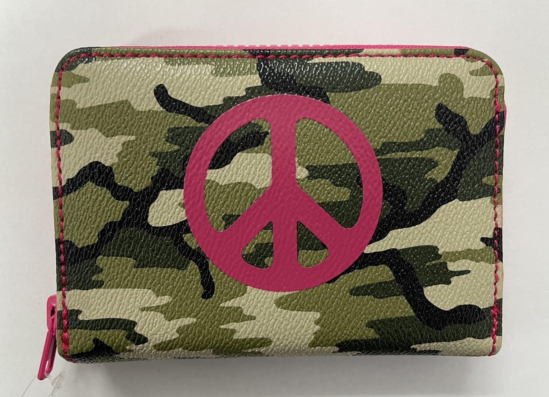 MEDIUM ZIP ROUND PURSE IN CAMMO PRINT WITH FUSCHIA PEACE SIGN